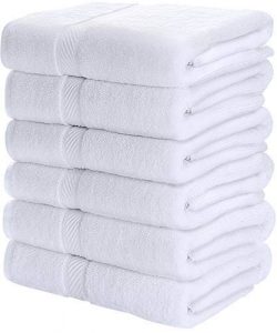 <ul><li>El juego incluye seis toallas idénticas de algodón en color blanco de 56 x 112 cm.</li><li>Estas toallas de secado rápido son perfectas para llevarlas al gimnasio, a la playa, a la piscina o a otros lugares interminables.</li><li>Perfecto para envolver el cabello o secar el cuerpo</li><li>No use blanqueador, suavizante de telas ni plancha, ya que puede dañar su calidad; lave siempre las toallas por separado para minimizar la pelusa.</li><li>Lave las toallas a máquina en agua tibia con un detergente suave y séquelas en secadora a baja temperatura; se recomienda secar inmediatamente para minimizar la formación de moho.</li></ul>