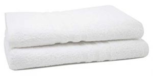 <ul><li>Estas esponjosas toallas de baño de primera clase están realizadas en algodón 100%, la materia natural con mayor poder de absorción. Disfruta ahora en casa de la suavidad y morbidez de estas toallas, que son un auténtico lujo para su piel.</li><li>El gramaje del tejido es de 550g/m². Cuanto mayor es la densidad, más gruesa es la toalla. Además son muy absorbentes y perfectas para casa, el gimnasio o la piscina. También son perfectas para su uso en hotel y spa.</li><li>El conjunto de toallas de calidad superior tiene untamaño extra grande de 150x100 cm, que permite envolvernos cómodamente tras la ducha, secando todo el cuerpo rápidamente. Presentan bordura decorativa que sin duda aporta un toque de elegancia a la decoración de su hogar.</li><li>Para poder colgarlas y que se sequen, presentan una trabilla o cinta. Para su elaboración no se han empleado sustancias químicas nocivas, como garantiza el certificado Oekotex ( 14.HPK.53940 Hohestein HTTI). Se pueden combinar con las toallas de lavabo y ducha de la misma seria de nuestra marca.</li><li>Las toallas de rizo se pueden lavar a máquina a alta temperatura, hasta 95°, por lo que resultan muy higiénicas, y secar en la secadora. Se puede usar lejía y blanqueadores profesionales. Muy resistentes a los lavados gracias a la doble costura de seguridad en los bordes.</li></ul>