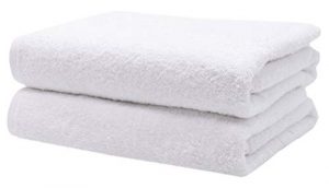 <ul><li>Estas esponjosas toallas de baño de primera clase están realizadas en algodón 100%, la materia natural con mayor poder de absorción. Disfruta ahora en casa de la suavidad y morbidez de estas toallas, que son un auténtico lujo para su piel.</li><li>El gramaje del tejido es de 550g/m². Cuanto mayor es la densidad, más gruesa es la toalla. Además son muy absorbentes y perfectas para casa, el gimnasio o la piscina. También son perfectas para su uso en hotel y spa.</li><li>El conjunto de toallas de calidad superior tiene untamaño extra grande de 150x100 cm, que permite envolvernos cómodamente tras la ducha, secando todo el cuerpo rápidamente. Presentan bordura decorativa que sin duda aporta un toque de elegancia a la decoración de su hogar.</li><li>Para poder colgarlas y que se sequen, presentan una trabilla o cinta. Para su elaboración no se han empleado sustancias químicas nocivas, como garantiza el certificado Oekotex ( 14.HPK.53940 Hohestein HTTI). Se pueden combinar con las toallas de lavabo y ducha de la misma seria de nuestra marca.</li><li>Las toallas de rizo se pueden lavar a máquina a alta temperatura, hasta 95°, por lo que resultan muy higiénicas, y secar en la secadora. Se puede usar lejía y blanqueadores profesionales. Muy resistentes a los lavados gracias a la doble costura de seguridad en los bordes.</li></ul>